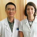מאיה נאור לצד מומחה רפואה סינית